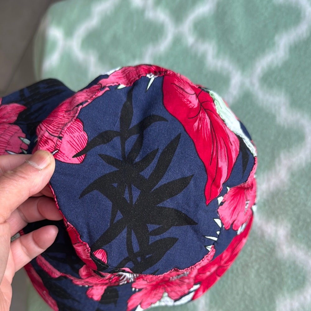 Reversible cotton Floral and plain gray Bucket Hat in Red and Blue - Picture 3 of 5